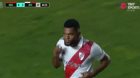 El Colibrí corría a festejar pero el línea le ahogó el grito.