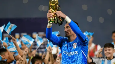 Levantando la Copa del Mundo en el Estadio Madre de Ciudades.
