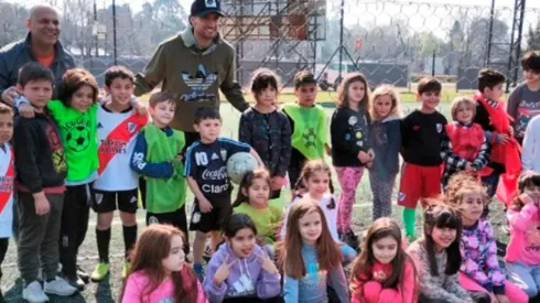 Mammana junto a los chicos de su escuelita.
