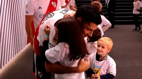 Enzo Pérez y un emotivo abrazo.
