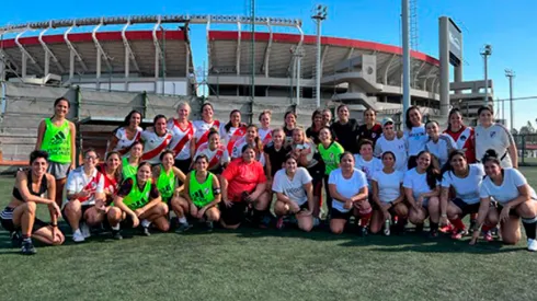 Las chicas con el Monumental de fondo.
