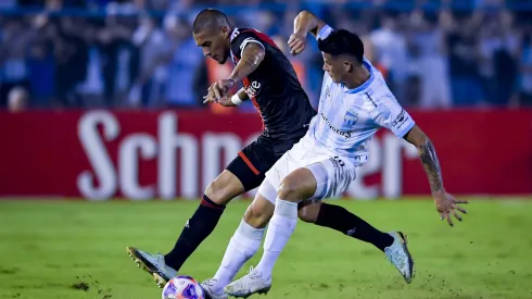 TUCUMAN, ARGENTINA – APRIL 28: Jonatan Maidana of River Plate competes for the ball with Joaquin Pereyra of Atletico Tucuman during a Liga Profesional 2023 match between Atletico Tucuman and River Plate at Estadio Monumental Jose Fierro on April 28, 2023 in Tucuman, Argentina. (Photo by Marcelo Endelli/Getty Images)
