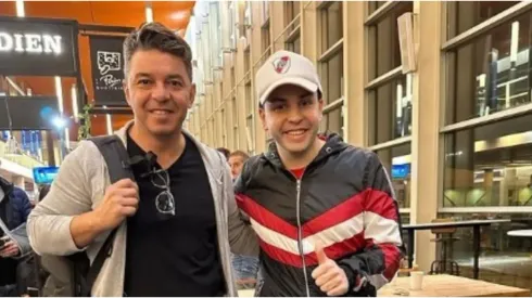 Marcelo Gallardo en Ezeiza junto a un hincha.