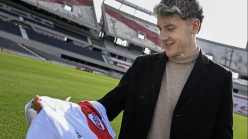 El flamante refuerzo del Más Grande pisó el césped del Monumental y saludó a los hinchas de River.
