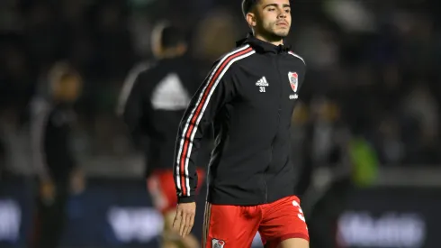 Santiago Simón en la entrada en calor de River vs Banfield 
