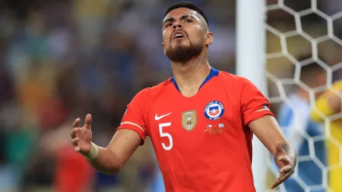 El defensor de River cometió un error en la salida y le sirvió el gol a Venezuela.
