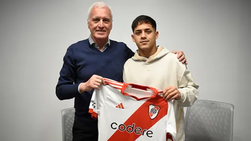 Thiago Acosta firmó su primer contrato con River.
