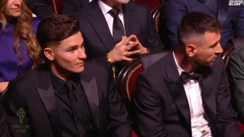 Julián se sentó al lado de Messi en la ceremonia de entrega del Balón de Oro.

