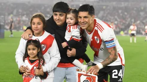 Enzo Pérez con sus hijos.
