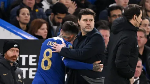 Enzo se retiró dolorido y triste en el inicio del partido frente a Newcastle.
