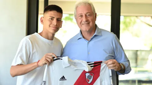 El día que Echeverri firmó contrato con River