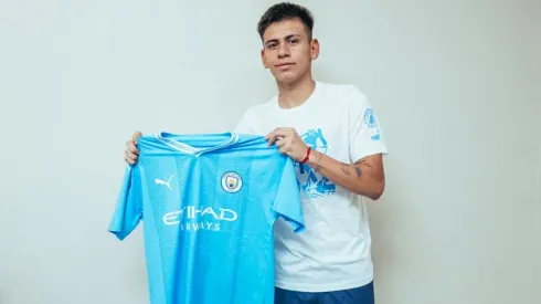 Echeverri ya posó con la camiseta del City.
