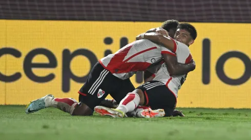 El impresionante abrazo del Colibrí y Ruberto luego del 2-0 frente a Barracas.
