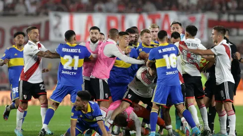 Una de las tantas imágenes que dejó el tumulto del final en el  último Superclásco en Núñez. (Foto: Getty).
