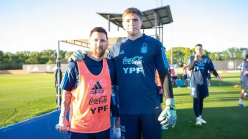 Jeremías Martinet junto a Lionel Messi en el predio de AFA.
