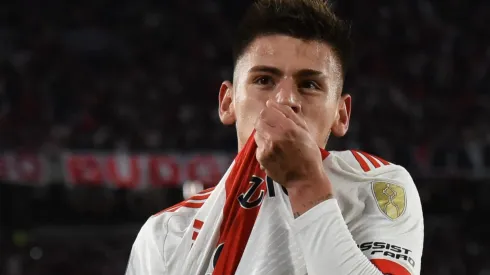 Echeverri metió un golazo y se metió también en la historia