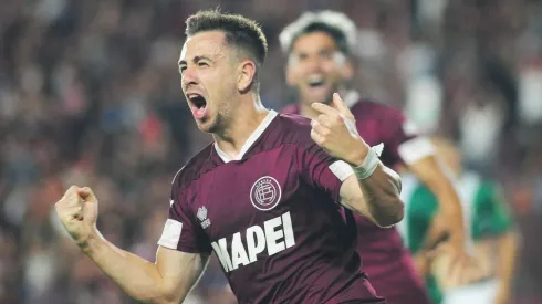 Felipe Peña Biafore gritando un gol en Lanús.
