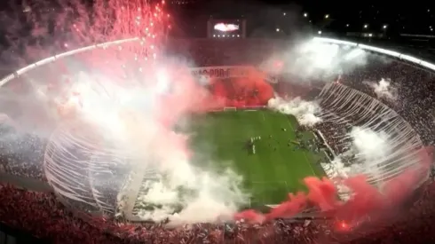 La hinchada de River saca sonrisas en el Monumental.
