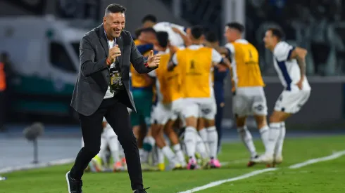 Walter Ribonetto, DT de Talleres, calentó la previa de los octavos de la Libertadores. Foto: Getty
