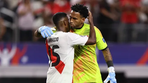 Miguel Araujo y Gallese, de Perú, se abrazan.