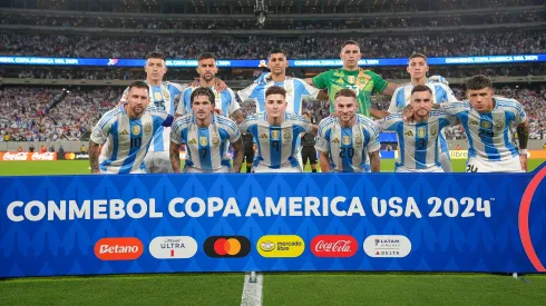 Los 11 de la Selección Argentina que enfrentaron a Chile. (Foto: @Argentina).
