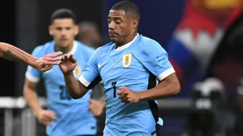 De La Cruz persigue la pelota en Uruguay.