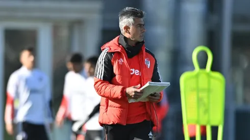 Libreta en mano, Escudero planifica el partido de River ante Unión. (Foto: Prensa River).
