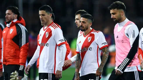 Los jugadores de River se van al descanso.