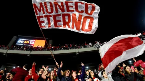 Muchas banderas en el Monumental para homenajear al Muñeco.
