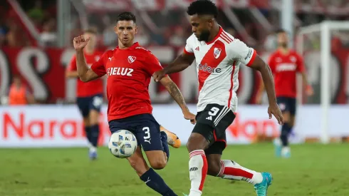 Borja es marcado por Sporle, en un clásico anterior.