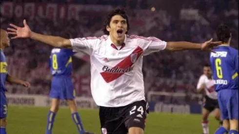 Lucho González y el recuerdo de uno de los superclásicos de 2004. (Foto: Archivo).
