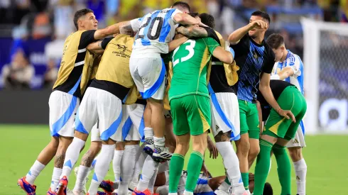Los jugadores de la Selección Argentina festejan un triunfo ante Colombia.