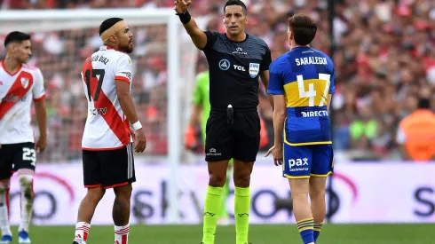 BUENOS AIRES, ARGENTINA – FEBRUARY 25: Referee Yael Falcon Perez gestures to Paulo Díaz of River Plate and Jabes Saralegui of Boca Juniors during a Copa de la Liga Profesional 2024 derby match between River Plate and Boca Juniors  at Estadio Más Monumental Antonio Vespucio Liberti on February 25, 2024 in Buenos Aires, Argentina. (Photo by Marcelo Endelli/Getty Images)
