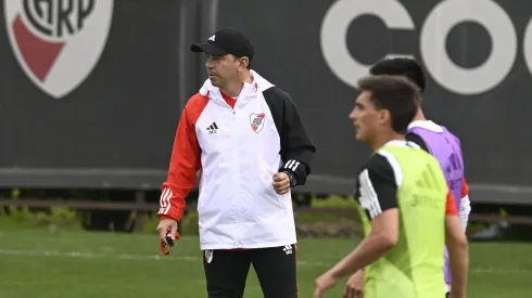 Gallardo piensa el once de River. Foto: LPM / Diego Haliasz.
