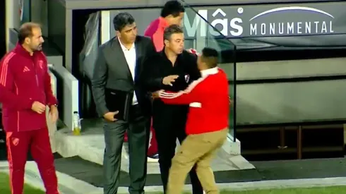 Gallardo y un hincha en el Estadio Monumental.
