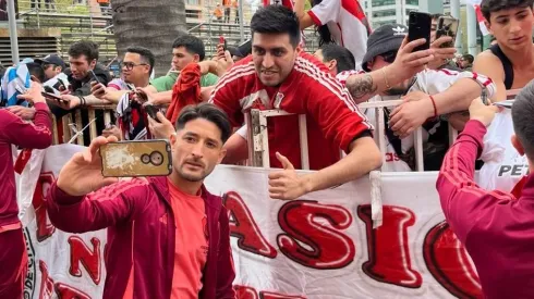 Milton Casco con los hinchas de River.
