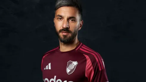 Nacho Scocco, modelo especial de la nueva camiseta alternativa de River (@RiverPlate).
