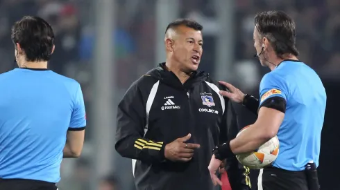 Jorge Almirón quejándose con Raphael Clauss post partido. (Foto: Imago).
