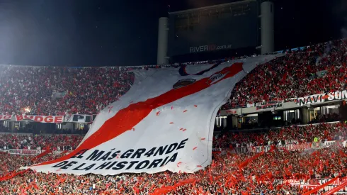 El único trapo que River pudo desplegar en el recibimiento ante Colo Colo, al cual le tuvo que tapar las tres tiras de Adidas por decisión de Conmebol. (Foto: Imago).
