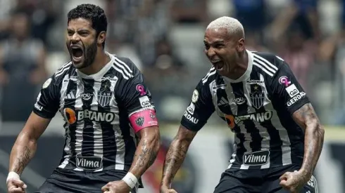 Atlético Mineiro ganó con goles de Hulk y Deyveerson.
