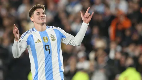 Julián Álvarez y ese festejo que ya es un símbolo.