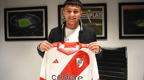 Felipe Esquivel, de 16 años, firmó su primer contrato en River (Foto: Prensa River)
