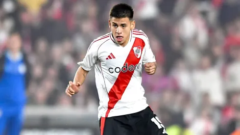 River vs. Vélez en vivo con relatos de Lito Costa Febre.
