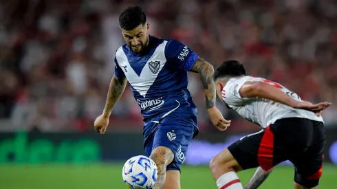 Elías Gómez enfrentó a River con la camiseta de Vélez. Foto: Getty.
