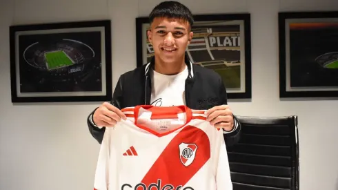 Felipe Esquivel, de 16 años, firmó su primer contrato en River.
