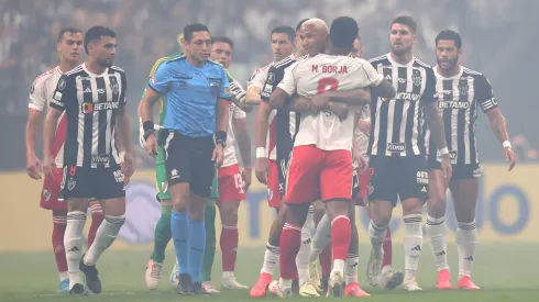 Borja se cruza fuerte con algunos jugadores de Atlético Mineiro.