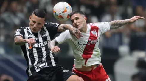 Araujo y Arana disputan la pelota.