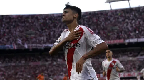 El gesto de Solari con la gente en el gol ante Banfield (Foto: Diego Haliasz / LPM).
