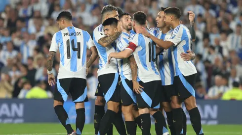 Los futbolistas de Argentina celebran el triunfo.