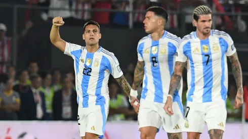 Lautaro Martínez festeja un gol de Argentina.
